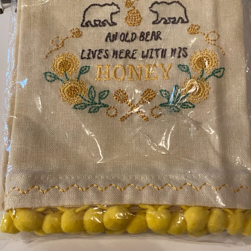 NWT linen towel Old Bear Lives Here w/ His HONEY